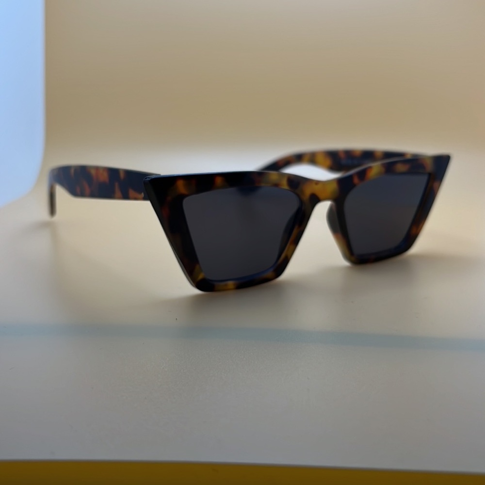 Classic Tortoise Shell Sunglasses With Black Pola… - image 2